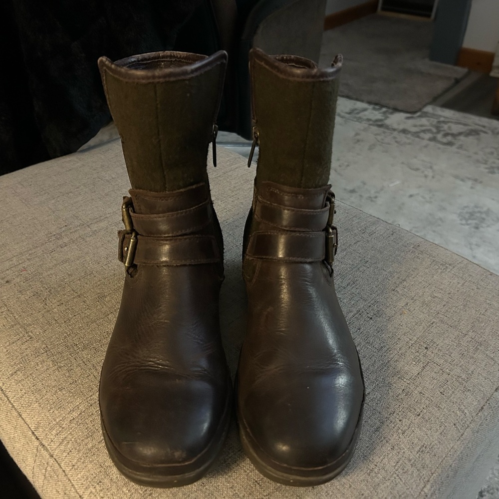 UGG Simmens Shearling Lined waterproof Ankle Boot size 6